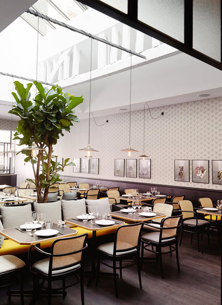 Avec sa verrière d’origine,  la salle de restaurant a pu être créée dans un espace lumineux en double hauteur.