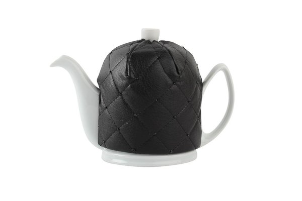 Très chic, habillée de cuir matelassé.