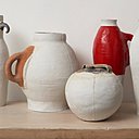 Sorte de nature morte, "7 Pots/3 Centuries/ 2 Materials", 1997, par Hella Jongerius.