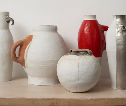 Sorte de nature morte, "7 Pots/3 Centuries/ 2 Materials", 1997, par Hella Jongerius.
