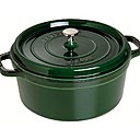 Nécessaire, indispensable et même obligatoire dans toute cuisine qui se respecte pour mitonner et mijoter: la cocotte ronde Staub. Ici en vert....