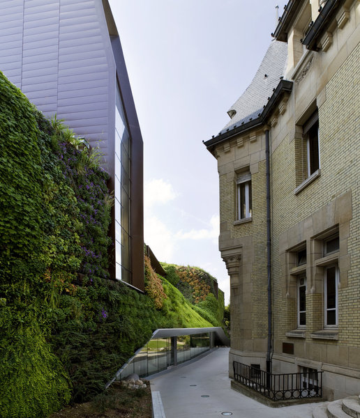 Vue depuis l’entrée, avec confrontation des deux architectures.