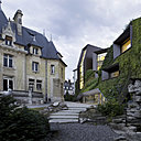 Façade principale nord, en clair obscur, qui donne sur le jardin et qui fonctionne en synergie avec l’édifice actuel.