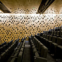 L’auditorium est façonné comme un coffret en bois précieux.