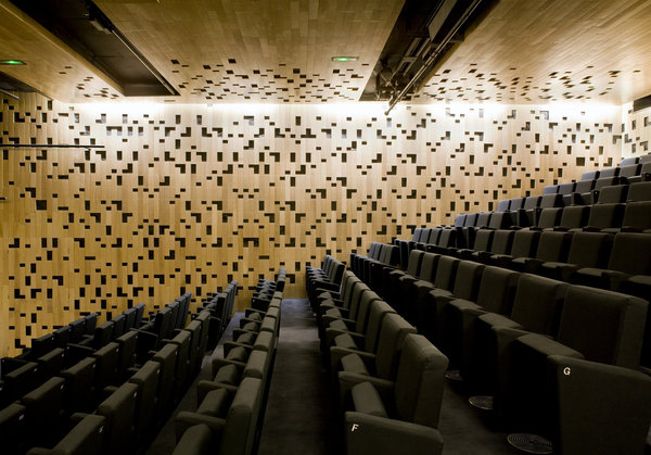 L’auditorium est façonné comme un coffret en bois précieux.