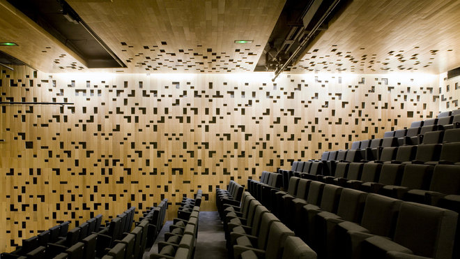 L’auditorium est façonné comme un coffret en bois précieux.