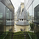 Faille sur jardin qui offre une vue sur les toits de l’hôtel particulier d’origine.