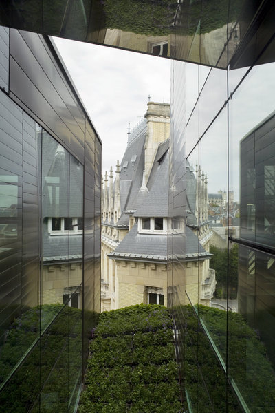 Faille sur jardin qui offre une vue sur les toits de l’hôtel particulier d’origine.