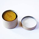 La cire d'abeille est très utile pour rigidifier le fil et l'enfiler facilement dans le chas d'une aiguille.