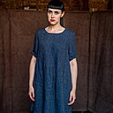 Robe chemise en tissu de lin bleu à rayures de Merchant & Mills est un des patrons fourni dans le livre.