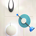 Dans la boutique Astéri, les appliques contemporaines côtoient des lampadaires mythiques, à l’image du lampadaire Charleston, dessiné en 1984 par Martine Dedin pour Memphis Milano. Au mur, Blum chez Lumen Center est une applique majestueuse aux allures de masque africain ; et PK Led chez Catellani & Smith, une applique décorative en forme de boule qui crée un jeu de lumières étonnant, donnant l’impression que le mur est peint par le reflet de la lumière.