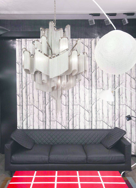 Christos Sapranides s’attache à proposer à ses clients des pièces d’exception, tel ce lustre grandiose, Stream, dessiné par Christian Lava chez Terzani, qui impressionne. Plus de sept kilomètres de chaînes de métal découle de la structure en nickel, dont le design imposant contraste avec la douceur de la lumière qui s’en dégage.