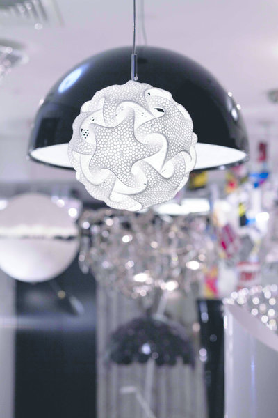 La suspension Quin chez Grossman Mgx a été choisie parmi les 100 meilleurs designs de l’année 2008 par le Time Magazine, et c’est donc tout naturellement qu’elle trouve sa place dans la boutique Astéri. Au dessus d’une table, en solo ou en grappe, cette suspension formée avec des étoiles en acier saura vous étonner.