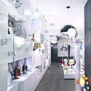 Astéri est un écrin unique consacré à la lumière sous toutes ses formes, et mise en valeur dans chaque recoin de la boutique.