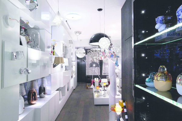 Astéri est un écrin unique consacré à la lumière sous toutes ses formes, et mise en valeur dans chaque recoin de la boutique.