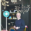 Christos Sapranides est passionné par la lumière et l’art contemporain. Poussé par sa passion, il quitte son métier d’installateur électrique, et crée Astéri. Entouré d’une équipe d’experts en éclairage design et décoratif, il propose à ses clients les plus beaux luminaires et distille ses précieux conseils.