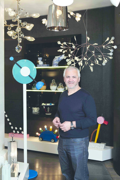 Christos Sapranides est passionné par la lumière et l’art contemporain. Poussé par sa passion, il quitte son métier d’installateur électrique, et crée Astéri. Entouré d’une équipe d’experts en éclairage design et décoratif, il propose à ses clients les plus beaux luminaires et distille ses précieux conseils.