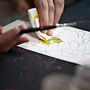 La création des dessins, un travail de patience et de précision.