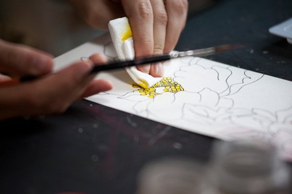 La création des dessins, un travail de patience et de précision.