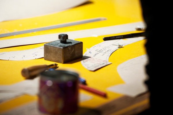 Plans de coupe des tissus pour réaliser les robes uniques signées Leonard.