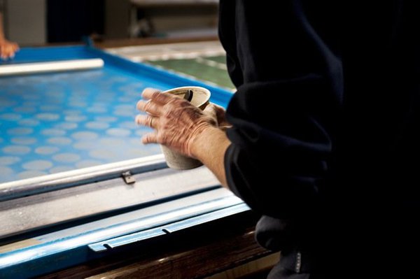 Dépose de la couleur dans le cadre.