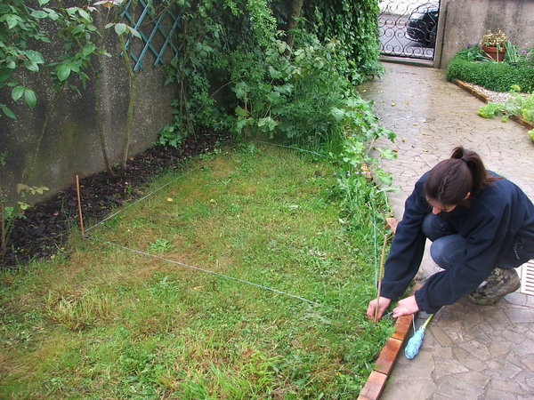 Etape 1 : DÉLIMITER   : A l’aide d’un cordeau, délimiter la zone à ensemencer (maximum 2 m² pour 1 sachet de prairie facile).