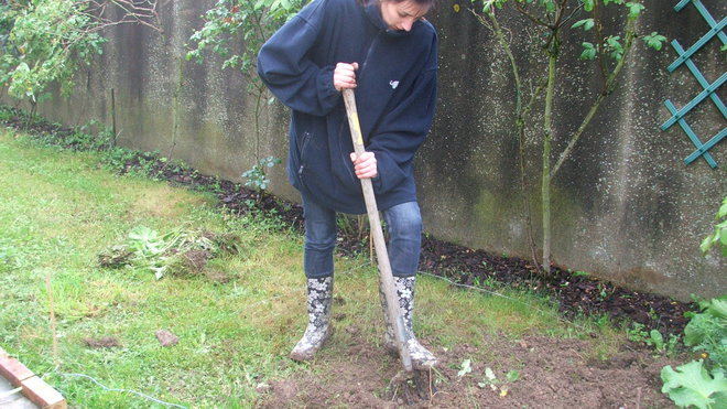 Etape 2 : BECHER : Retourner la terre en surface, pour faciliter l’enracinement des fleurs ou désherber à l’aide d’un produit chimique.