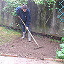 Etape 4 : AFFINER : A l’aide d’un râteau, décompacter le sol et ratisser pour enlever les cailloux.