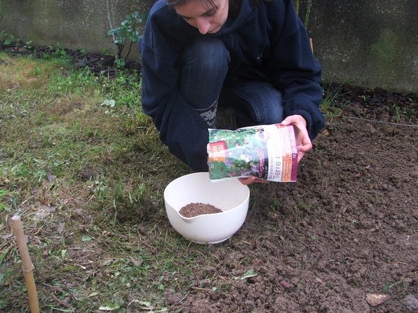 Etape 5 : Mélanger : Mélanger le contenu du sac afin d’obtenir un mélange homogène entre le support de culture et la graine.