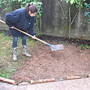 Etape 7 : TASSER : A l’aide d’une pelle, tasser le sol pour mettre en contact la graine avec la terre.