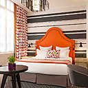 L’hôtel compte 33 chambres au style bien affirmé. Tous les tissus sont signés Boussac.