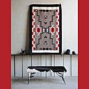 Ce banc aux pieds en cornes de Long Horn est recouvert d’une peau de vache noire et blanche. Banc texan à La Cabane de l’Ours.