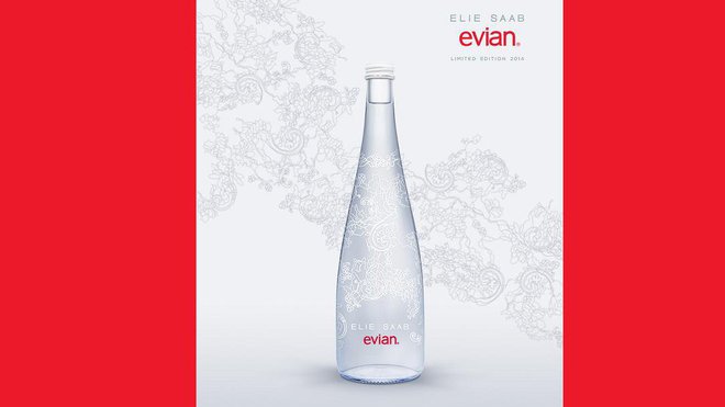 Le couturier d'origine libanaise Elie Saab habille d’élégance la célèbre bouteille de verre d’eau Evian®.