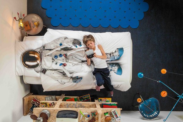 Direction l’espace, pour des rêves étoilés. Parure de lit Astronaute Snurk. 67 €. I Love My Kids.