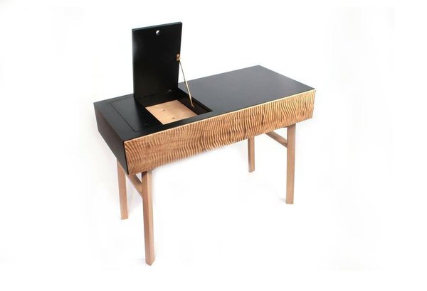 Après une formation d’ébéniste de trois ans en cours du soir à l’école Boulle de Paris, Magali Sénaux se spécialise dans l’agencement. En 2009, elle installe son atelier à Victot-Pontfol, au cœur du Pays d’Auge, où elle conçoit de petits objets de décoration ou des luminaires et assure la rénovation de quelques meubles.