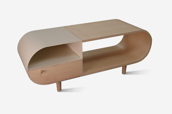 Sylvain Tranquart est étudiant en 4ème année aux Beaux Arts de Caen quand il découvre l’univers du meuble. Il entame une carrière d’artiste, expose en France et à l’étranger dans le cadre de l’association artistique Station Mir. Il devient en parallèle médiateur culturel pour l’artothèque de Caen, mais l’idée de faire du mobilier ne l’a jamais quittée. Il reprend alors un CAP d’ébéniste et ouvre son propre atelier en 2008.