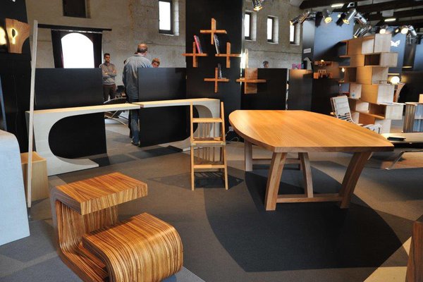 Diplômé des Beaux Arts à l’école Middlesex à Londres, Matthew Impey entame avec succès une carrière de peintre abstrait à Londres. Mais la peinture ne correspond pas à ses attentes, il entame peu à peu une formation d’ébéniste. Sa formation artistique confère à son métier une vision singulière. Le créateur anglais crée des meubles en bois, mais aussi des sculptures.