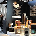 C’est dans un ancien couvent du XVIIème, réhabilité en 1983 pour devenir le centre culturel de la ville d’Orbec, que ce déroule l’exposition Création et Design en Normandie. La scénographie sobre et claire permet de voir et de toucher le mobilier présenté.