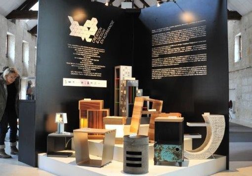 C’est dans un ancien couvent du XVIIème, réhabilité en 1983 pour devenir le centre culturel de la ville d’Orbec, que ce déroule l’exposition Création et Design en Normandie. La scénographie sobre et claire permet de voir et de toucher le mobilier présenté.