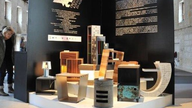 C’est dans un ancien couvent du XVIIème, réhabilité en 1983 pour devenir le centre culturel de la ville d’Orbec, que ce déroule l’exposition Création et Design en Normandie. La scénographie sobre et claire permet de voir et de toucher le mobilier présenté. C’est dans un ancien couvent du XVIIème, réhabilité en 1983 pour devenir le centre culturel de la ville d’Orbec, que ce déroule l’exposition Création et Design en Normandie. La scénographie sobre et claire permet de voir et de toucher le mobilier présenté.