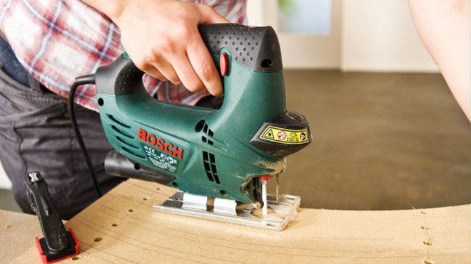 Etape 3- Découpe des côtés à la scie.