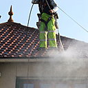 Etape 2 : Bien veiller à pulvériser le produit vitnet sur les tuiles, et veiller à arriver en bout de toiture sans débord sur la gouttière, au risque de l’abîmer à cause du jet à haute pression.