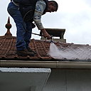 Etape 6 : Le pistolet à peinture est tenu à une distance de plus ou moins 30 centimètres du support, et l’appliquer le plus perpendiculairement possible, afin d’effectuer une dépose de produit hydrofuge régulière.