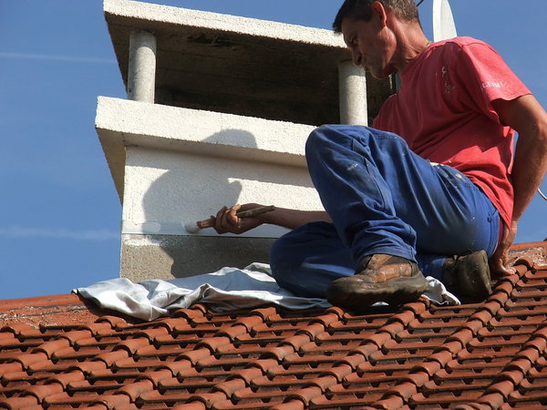 Etape 7 : Les attributs de cheminées bruts seront repeints à la peinture acrylique pour façade.