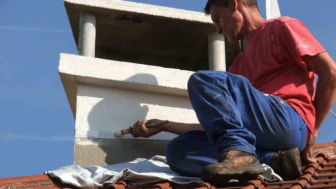 Etape 7 : Les attributs de cheminées bruts seront repeints à la peinture acrylique pour façade. Etape 7 : Les attributs de cheminées bruts seront repeints à la peinture acrylique pour façade.