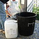 Préparation produit nettoyage 1 : produit 1 destiné au nettoyage spécial toiture en mélange avec de l’eau.