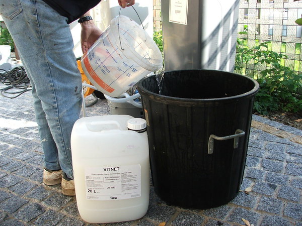 Préparation produit nettoyage 1 : produit 1 destiné au nettoyage spécial toiture en mélange avec de l’eau.