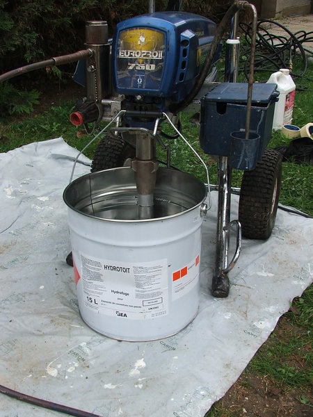 Produit 2 hydrofuge de protection de la toiture, en application pure.