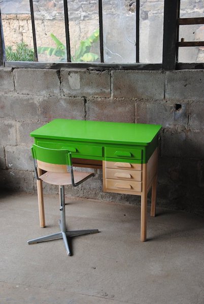Bureau d'écolier bicolore et sa chaise.