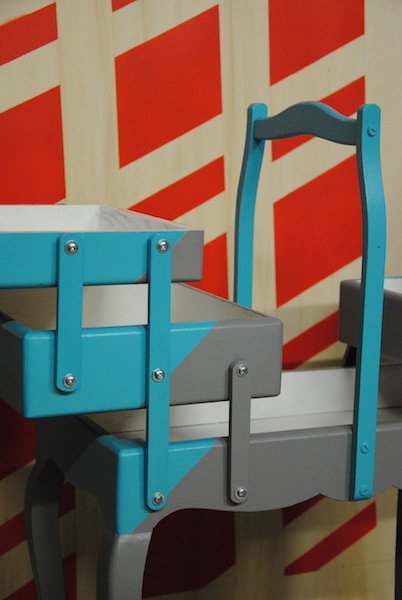 La travailleuse en biais, grise et turquoise.